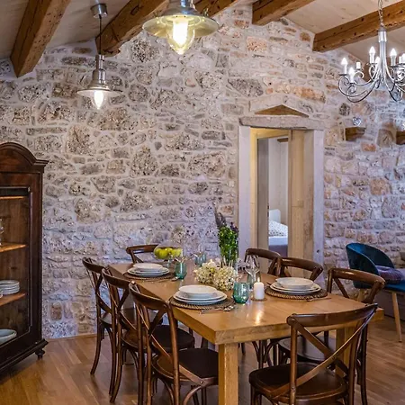 House 1852 Grandici
