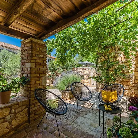House 1852 Grandici