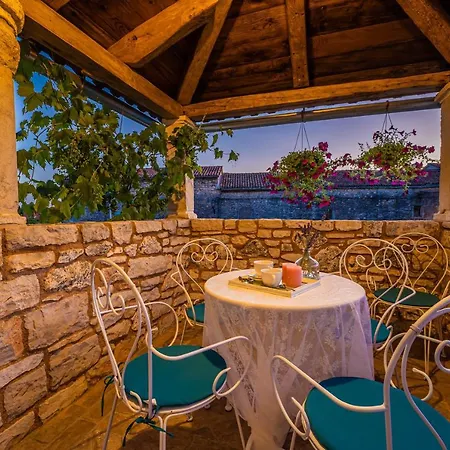 House 1852 Grandici