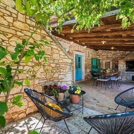 בית נופש House 1852 *