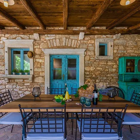 House 1852 Grandici